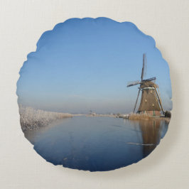Winterlandschap met windmolen en ijs rond kussen
