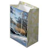 Winterlandschap, sneeuwoverdekte scène. medium cadeauzakje (Voorkant Gekanteld)