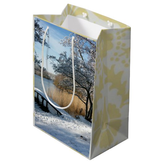 Winterlandschap, sneeuwoverdekte scène. medium cadeauzakje (Achterkant Gekanteld)