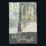 Winterlandschapsbakkerijspirits Bright Theedoek<br><div class="desc">Winterkeukenhanddoek voor het landschap,  voorzien van de letters "Baking Spirits Bright" in trendy script typografie. Het landontwerp heeft een waterverf van een bospad met een warme gloeiende lantaarns en een landhut.</div>