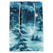 Winterlicher Pixelwald – Verschneite Waldszene Medium Cadeauzakje (Achterkant)