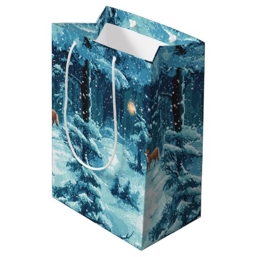 Winterlicher Pixelwald – Verschneite Waldszene Medium Cadeauzakje (Achterkant Gekanteld)