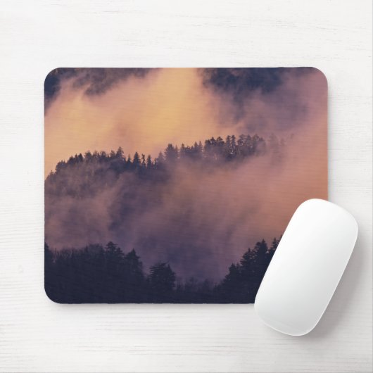 Wintermist in vallei bij zonsondergang van Morton Muismat (Met muis)