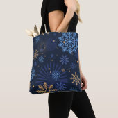 Winternacht: Blauw Sneeuwvlokpatroon. Tote Bag (Dichtbij)