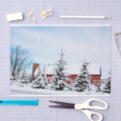 Winterpijnbomen die een grote rode schuur bescherm tissuepapier (Craft)