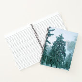 Winterpijnboom met sneeuw notitieboek (Binnen)