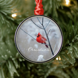 Winterrode kardinaal in sneeuw metalen ornament