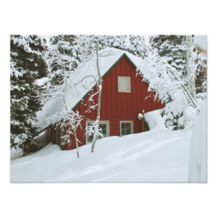 Winters diep sneeuw rood huis in de bossen foto afdruk