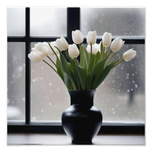 Winter's Grace: witte tulpen in een zwarte vaas Foto Afdruk