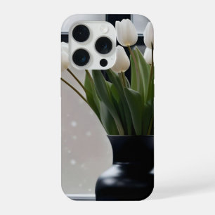 "Winter's Grace: Witte tulpen in een zwarte vaas iPhone 15 Pro Case