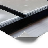 Winter's Grace: witte tulpen in een zwarte vaas Poster (Hoek)