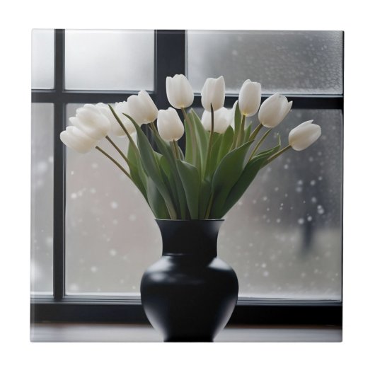 Winter's Grace: witte tulpen in een zwarte vaas Tegeltje (Voorkant)