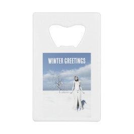 Wintersaluten. Vrouwelijke elf loopt in de sneeuw  Creditkaart Flessenopener