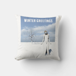 Wintersaluten. Vrouwelijke elf loopt in de sneeuw Kussen