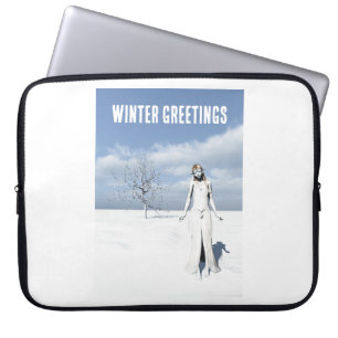 Wintersaluten. Vrouwelijke elf loopt in de sneeuw Laptop Sleeve