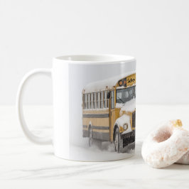 Winterscene met een gele schoolbus koffiemok