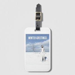 Winterse groeten. Vrouwelijke elf die door de snee Bagagelabel