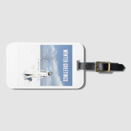 Winterse groeten. Vrouwelijke elf die door de snee Bagagelabel