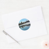 Winterse reflectie ronde sticker (Envelop)