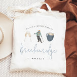 Winterskigebied Gepersonaliseerd vrijgezellenfeest Tote Bag<br><div class="desc">Krijg het feest op gang met deze leuke tassen die gemakkelijk te personaliseren zijn voor je vrijgezellenfeest, vrijgezellenavond of meisjesweekend! Het winterskigebied heeft delicate waterverf-illustraties van champagneglazen, een skiër en warme cacao met stoffige blauwe accentbelettering. Personaliseer met drie regels aangepaste tekst; getoond met de naam van de bruid, het type...</div>
