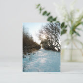 Wintersneeuw bedekt met het Engelse landelijke pad Briefkaart (Staand voorkant)