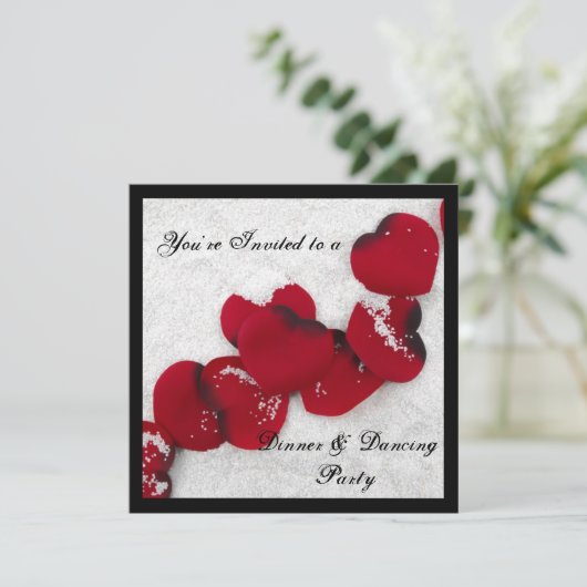 Wintersneeuw en Roos bloemblaadjes Uitnodiging (Staand voorkant)