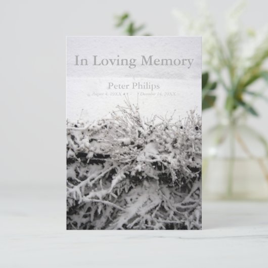 Wintersneeuw in liefdevolle herinnering begrafenis kaart (Staand voorkant)