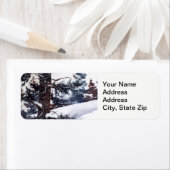 Wintersneeuw met pijnboomstammen koude landschap. etiket (Insitu)