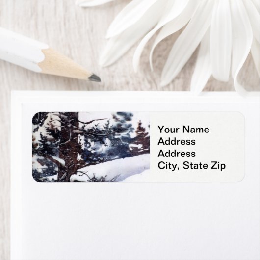 Wintersneeuw met pijnboomstammen koude landschap. etiket (Insitu)