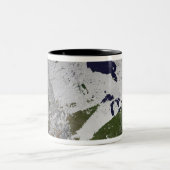 WintersneeuwHoesje op het noordelijk halfrond Tweekleurige Koffiemok (Center)