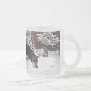 Wintersneeuwscène met schattige zwarte en geelbru matglas koffiemok
