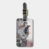 Wintersneeuwscène met schattige zwarte en geelbrui bagagelabel (Voorkant verticaal)