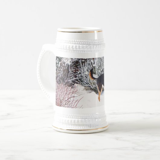 Wintersneeuwscène met schattige zwarte en geelbrui bierpul (Voorkant links)