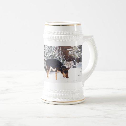 Wintersneeuwscène met schattige zwarte en geelbrui bierpul (Voorkant rechts)