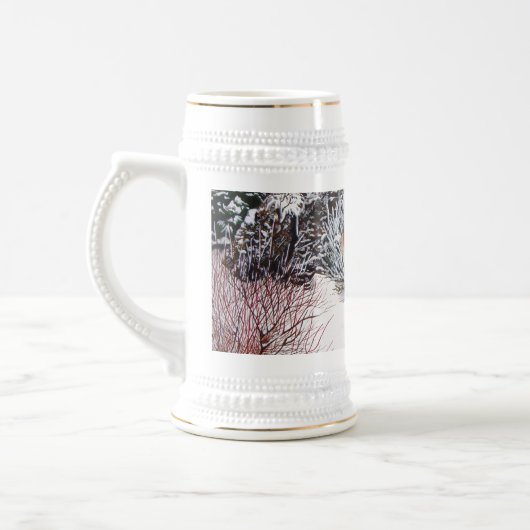 Wintersneeuwscène met schattige zwarte en geelbrui bierpul (Links)