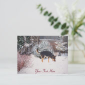 Wintersneeuwscène met schattige zwarte en geelbrui briefkaart (Staand voorkant)