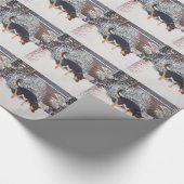 Wintersneeuwscène met schattige zwarte en geelbrui cadeaupapier (Hoek)