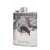 Wintersneeuwscène met schattige zwarte en geelbrui heupfles (Links)