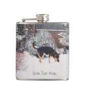 Wintersneeuwscène met schattige zwarte en geelbrui heupfles (Voorkant)