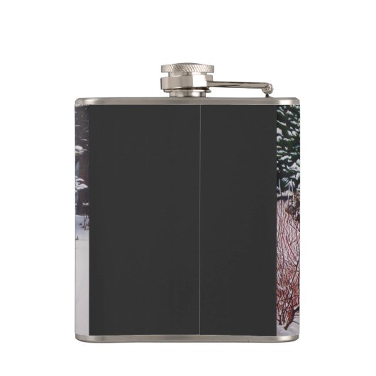 Wintersneeuwscène met schattige zwarte en geelbrui heupfles (Achterkant)