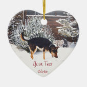 wintersneeuwscène met schattige zwarte en geelbrui keramisch ornament (Voorkant)