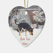 wintersneeuwscène met schattige zwarte en geelbrui keramisch ornament (Links)