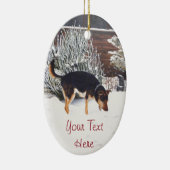 Wintersneeuwscène met schattige zwarte en geelbrui keramisch ornament (Rechts)