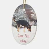 Wintersneeuwscène met schattige zwarte en geelbrui keramisch ornament (Links)