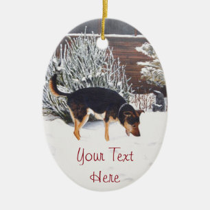 Wintersneeuwscène met schattige zwarte en geelbrui keramisch ornament