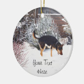 Wintersneeuwscène met schattige zwarte en geelbrui keramisch ornament (Links)