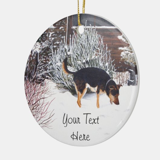 Wintersneeuwscène met schattige zwarte en geelbrui keramisch ornament (Links)