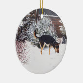 Wintersneeuwscène met schattige zwarte en geelbrui keramisch ornament (Rechts)