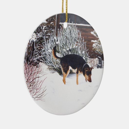 Wintersneeuwscène met schattige zwarte en geelbrui keramisch ornament (Rechts)