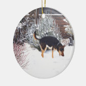 Wintersneeuwscène met schattige zwarte en geelbrui keramisch ornament (Links)